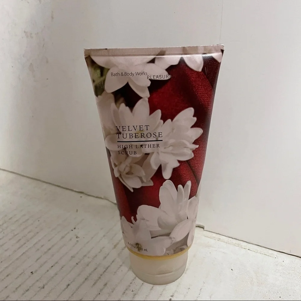 Bath Body Works Pleasures Velvet Tuberose Scrub